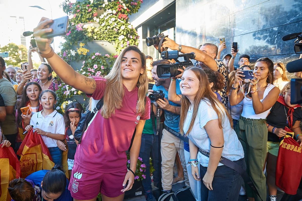 Misa Rodríguez durante la llegada de la selección al hotel en Córdoba