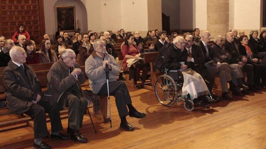 En primera fila, los hermanos fundadores que asistieron ayer al acto de homenaje, entre ellos Dionisio Alba Marcos (segundo por la izquierda).