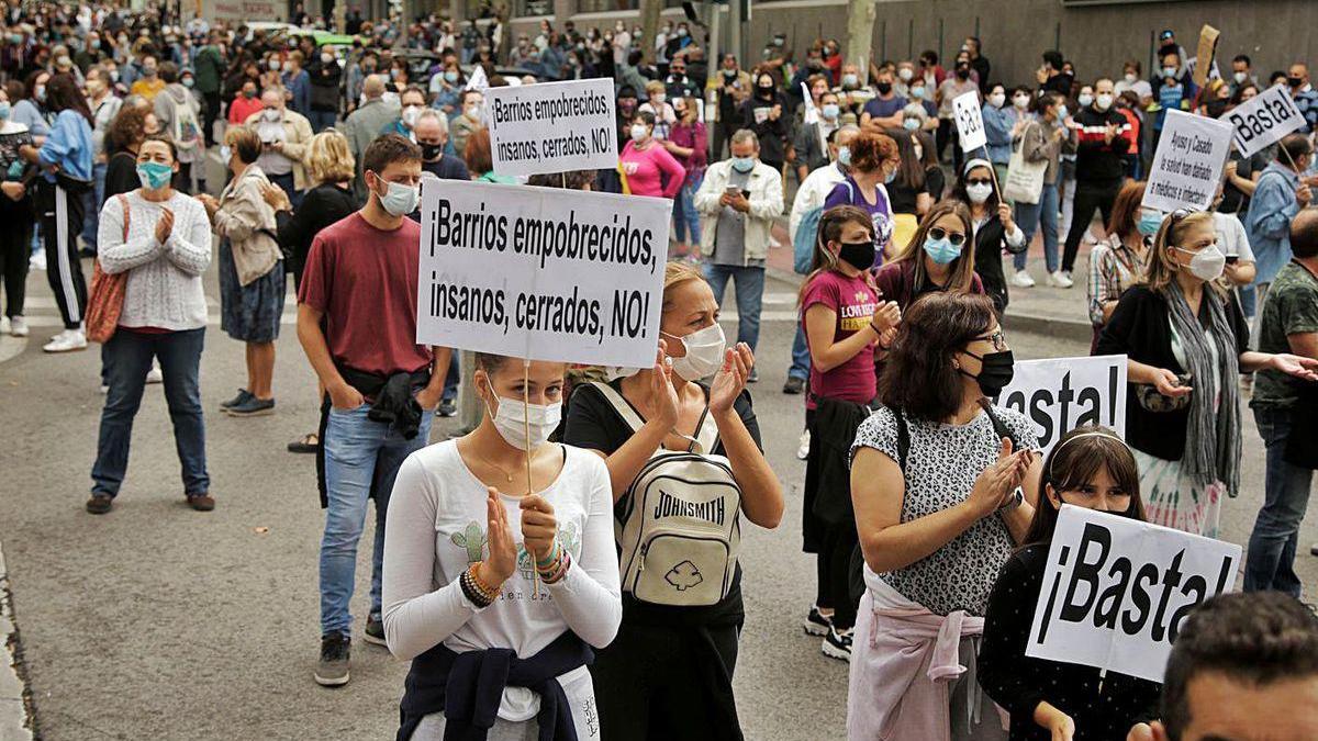 Protesta, ayer, en Vallecas (Madrid) contra el confinamiento.