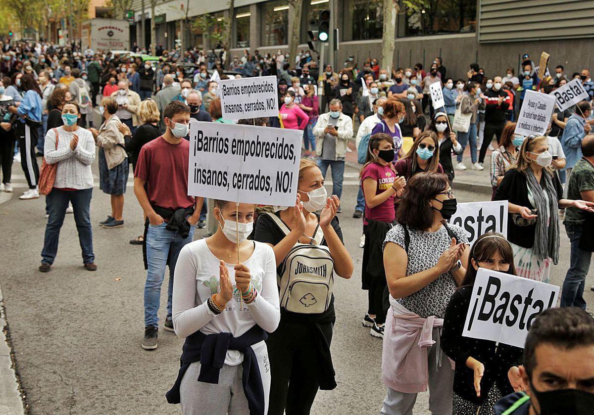 Protesta, ayer, en Vallecas (Madrid) contra el confinamiento.