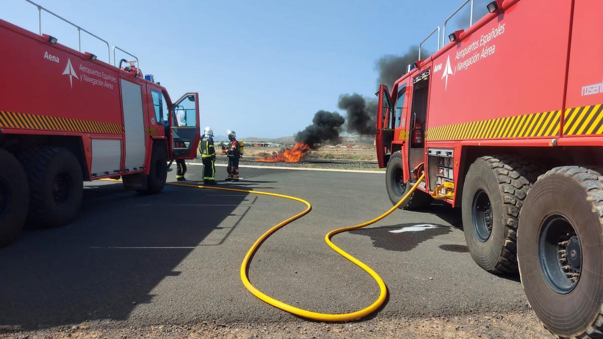 Fuego tras el supuesto choque entre un avión ATR y un ultraligero en el aeropuerto César Manrique Lanzarote.