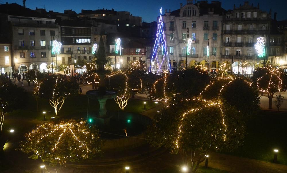 Iluminación navideña en Pontevedra. // Rafa Vázquez