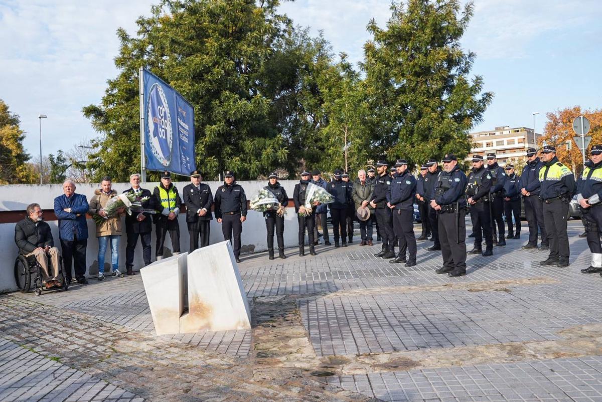 Asistentes al homenaje a las policías locales María de los Ángeles García y María Soledad Muñoz este miércoles.