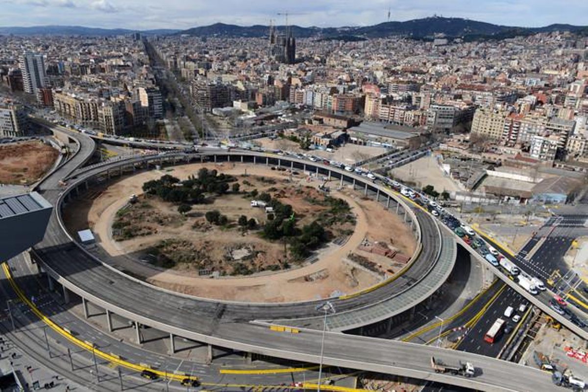 La plaça de les Glòries el 26 de febrer, un dia abans que comencessin els treballs de desconstrucció del tambor elevat.
