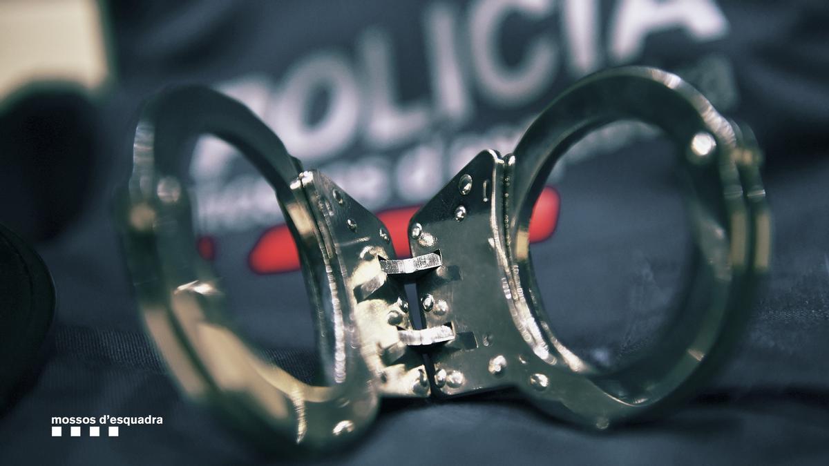 Esposas empleadas por los Mossos d'Esquadra.