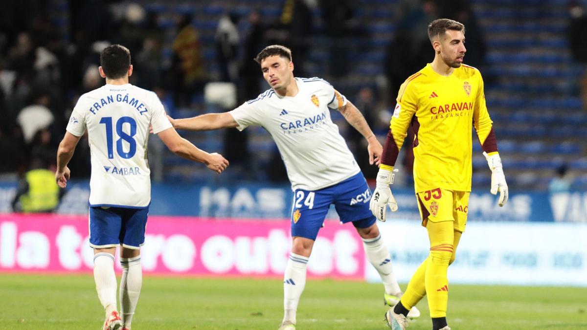 Lluís López choca la mano con Gámez ante la presencia de Rebollo al término del partido del miércoles ante el Levante.