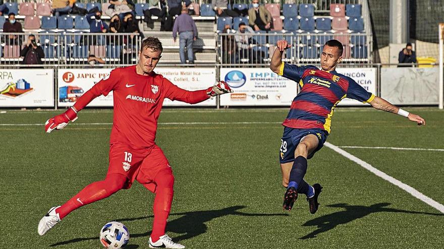 Dubasin pressionant el porter de l&#039;Andorra Bañuz durant el partit de lliga de fa dues setmanes.