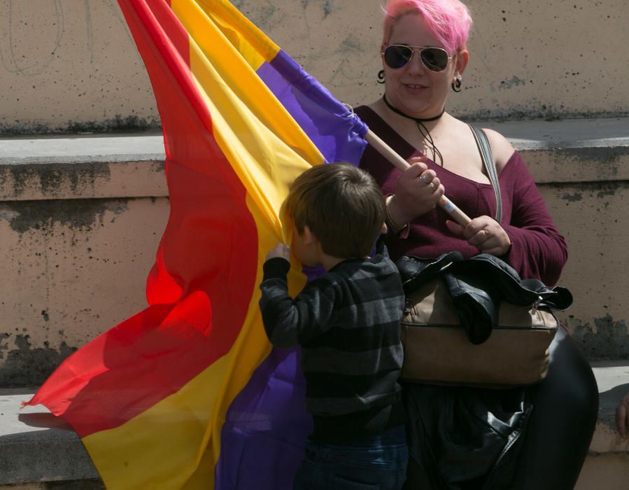 Más de 300 personas reivindican la República en Alicante