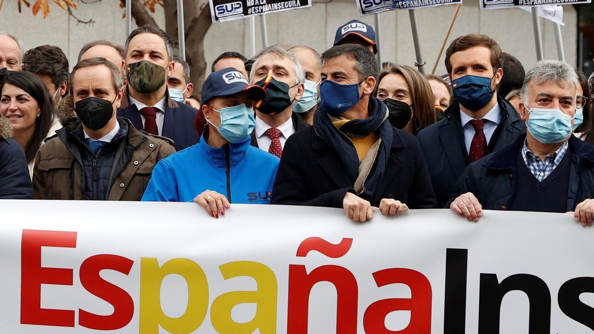 Policías y guardias civiles protestan en toda España contra la reforma de la Ley de Seguridad Ciudadana.