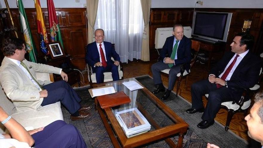 De la Torre reunido con una delegación de Cesur en el Ayuntamiento.