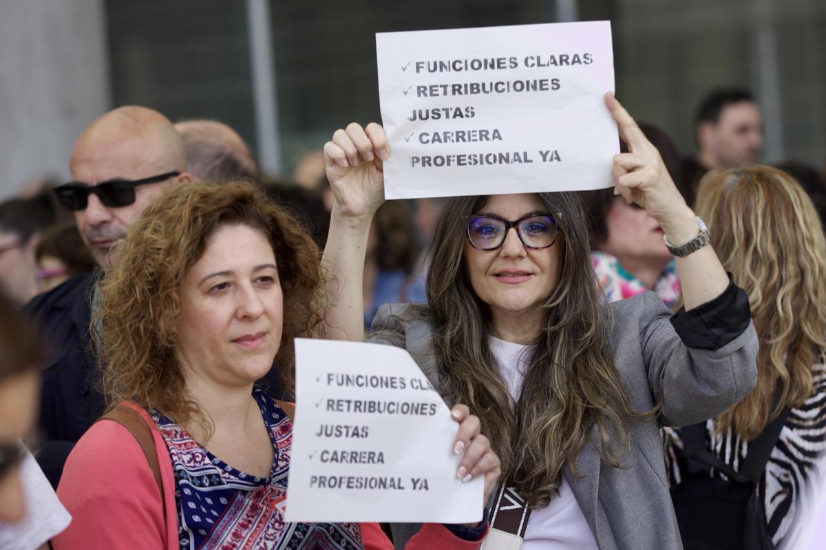 Un momento de la concentración de los funcionarios de Justicia en la puerta de la Ciudad de la Justicia de Murcia.