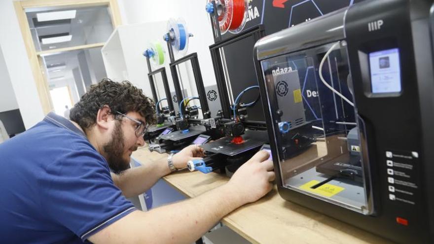 Alumno en una clase de Formación Profesional en el IES Zoco de Córdoba.