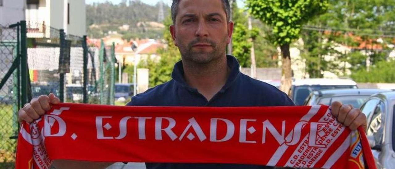 Javi Touriño posa con una bufanda de su nuevo equipo, el Estradense. // Bernabé/Cris M.V.