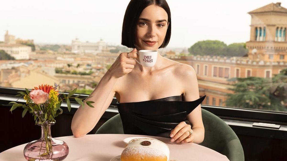 Hemos visto las nuevas fotos del rodaje de 'Emily in Paris' y ahora sabemos el secreto de Lily Collins para aguantar los tacones