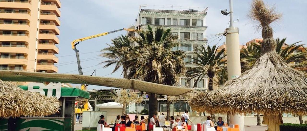 Acabada la temporada, vuelven las grúas a las zonas de costa y hoteles.