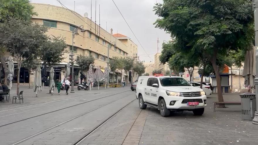 La principal calle de Jerusalén, la calle Jaffa, está vacía de gente y repleta de policías
