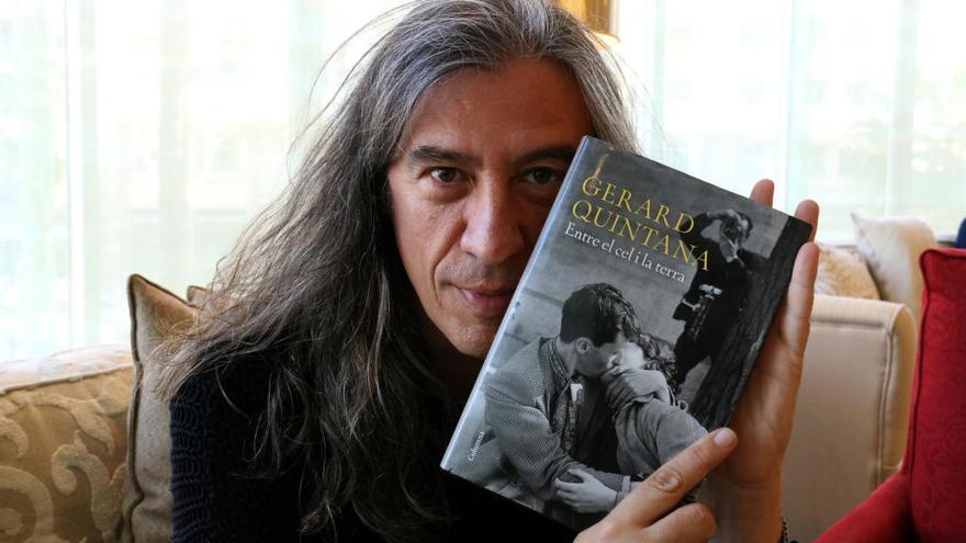 Gerard Quintana amb la seva primera novel·la &quot;Entre el cel i la terra&quot;