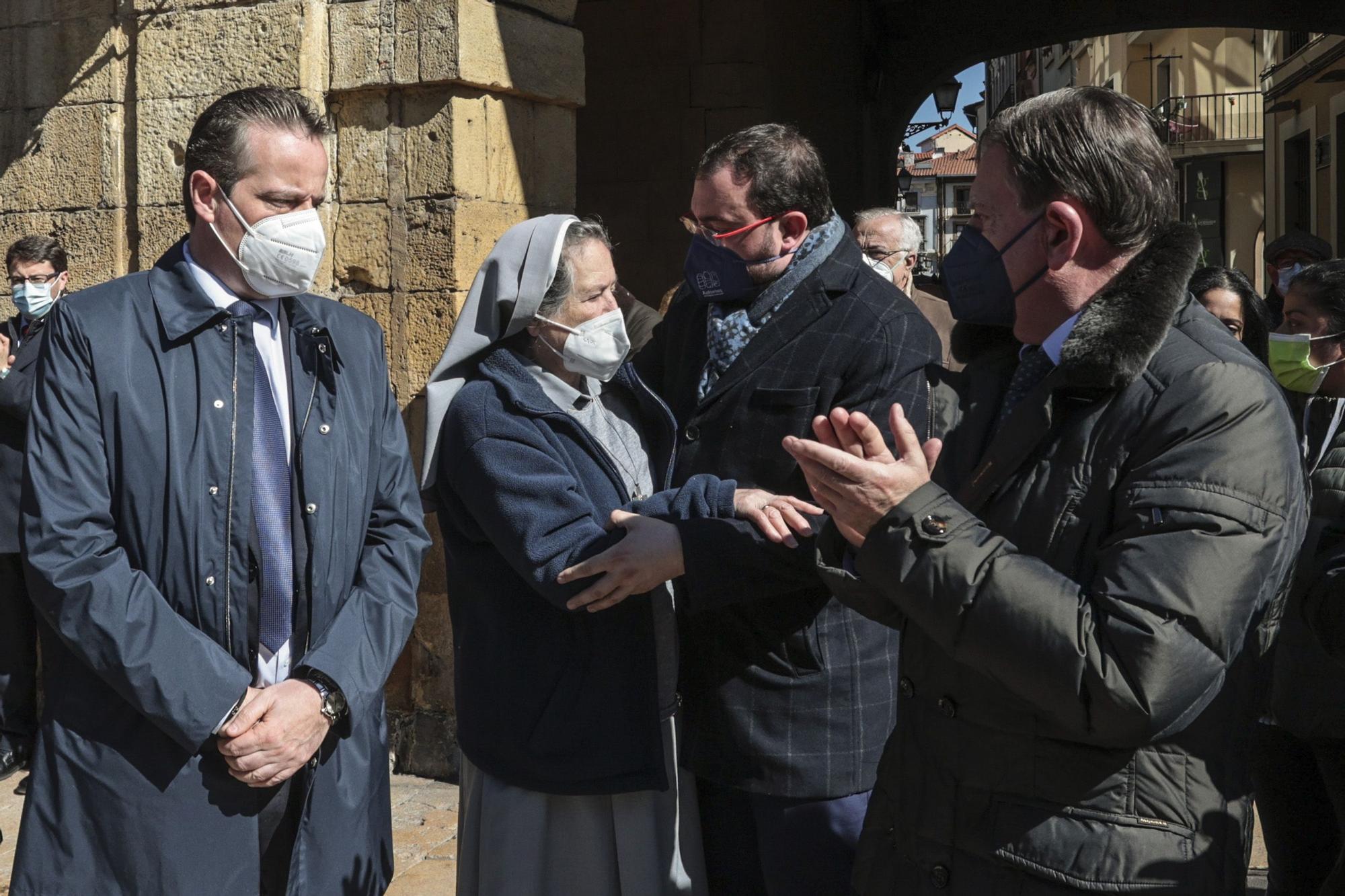 Homenaje en la plaza del Ayuntamiento a Érika Yunga, la menor de 14 años asesinada en Oviedo