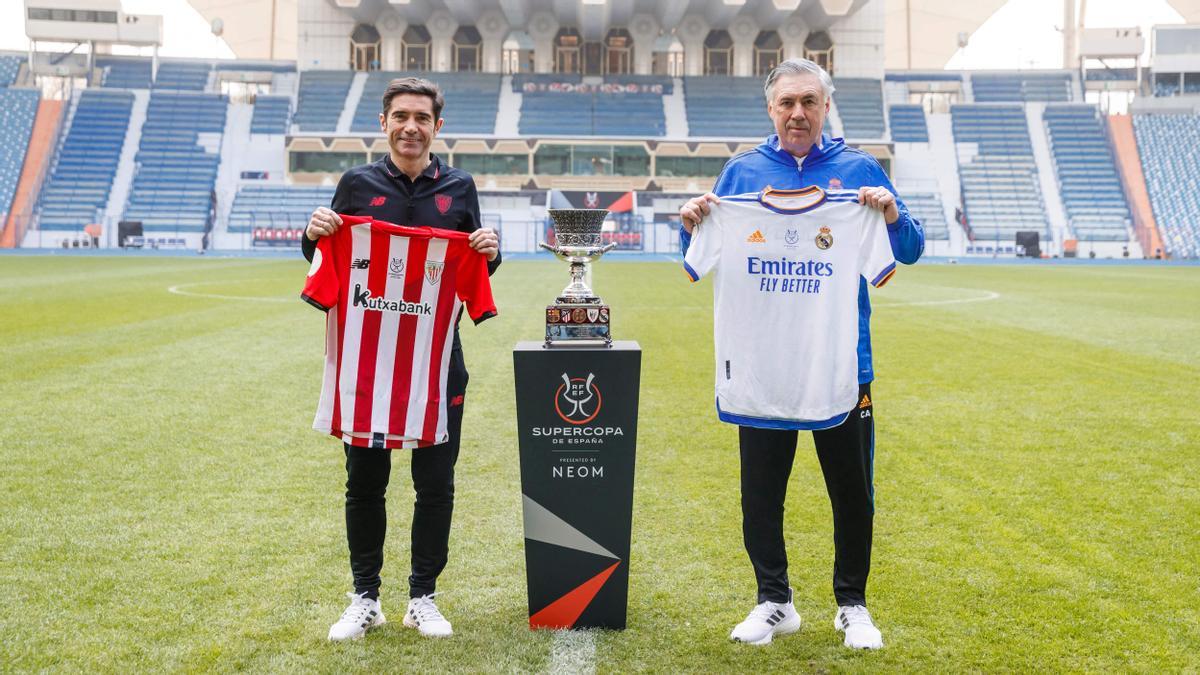 Marcelino y Ancelotti posan con el trofeo de la Supercopa