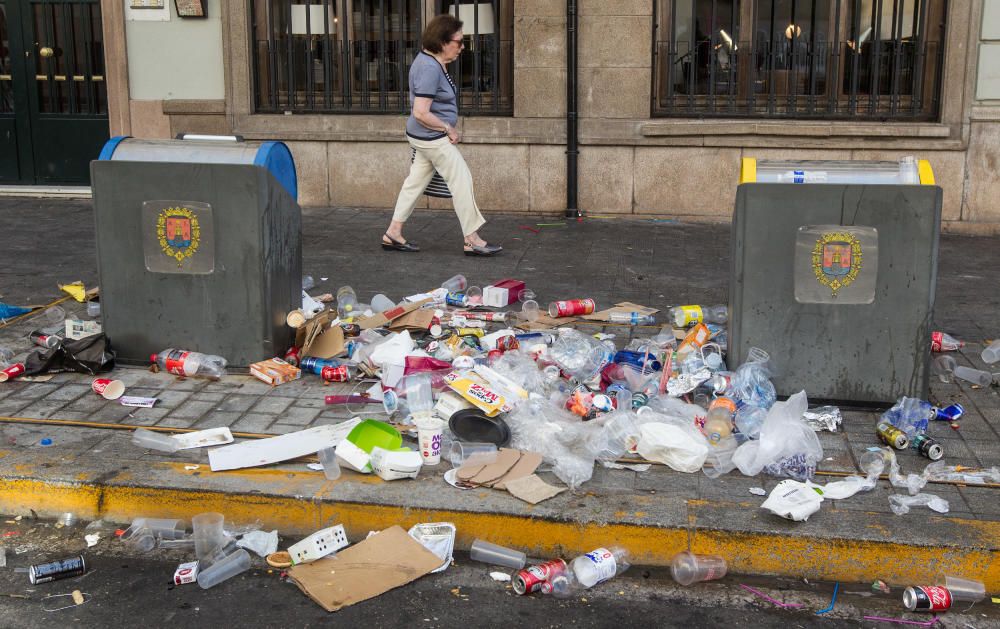 Las calles de Alicante se recuperan poco a poco de las fiestas