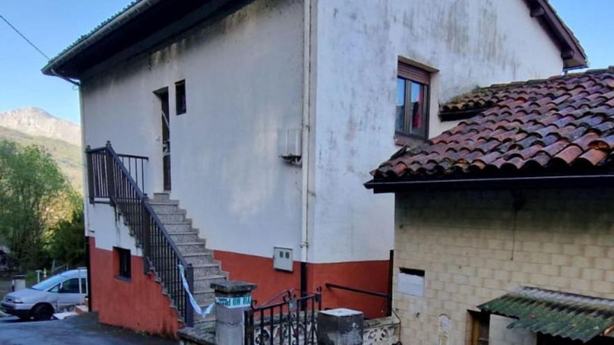 La casa de El Picón donde vivían el parricida y su padre, precintada tras el crimen del pasado 8 de abril. | F. R.