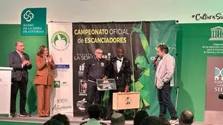 Salvador Ondó amplía su leyenda: el "rey del culete" recibe en Nava su séptimo título de campeón de Asturias de escanciado