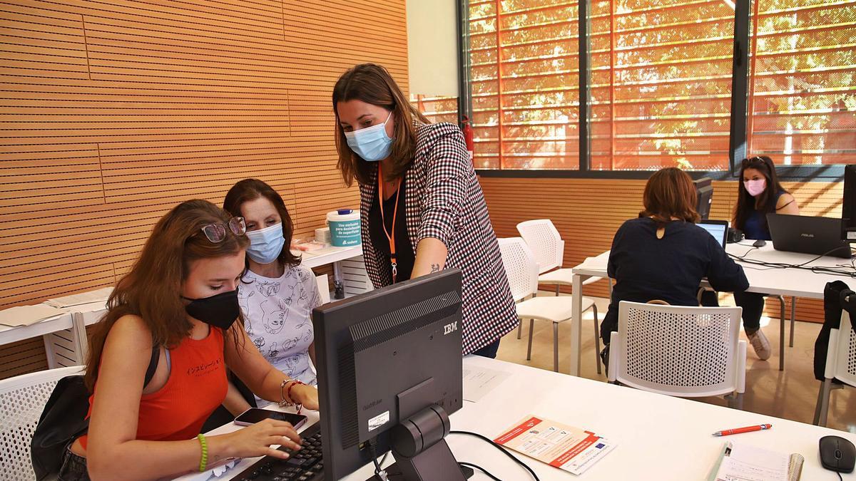 Curso impartido en la antigua Normal de Magisterio sobre capacitación digital.