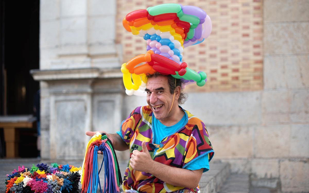Antonio Bécares sujeta los globos con los que crea las figuraesculturas.