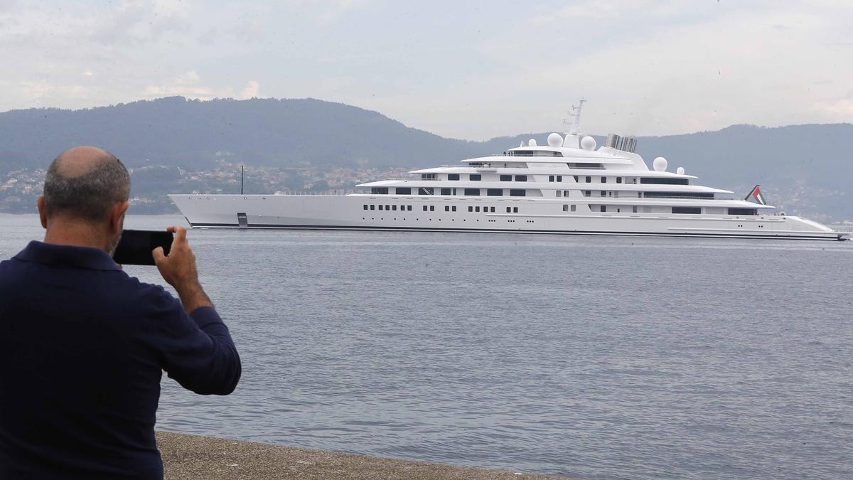 El &quot;Azzam&quot; saliendo del puerto de Vigo a principios del pasado septiembre