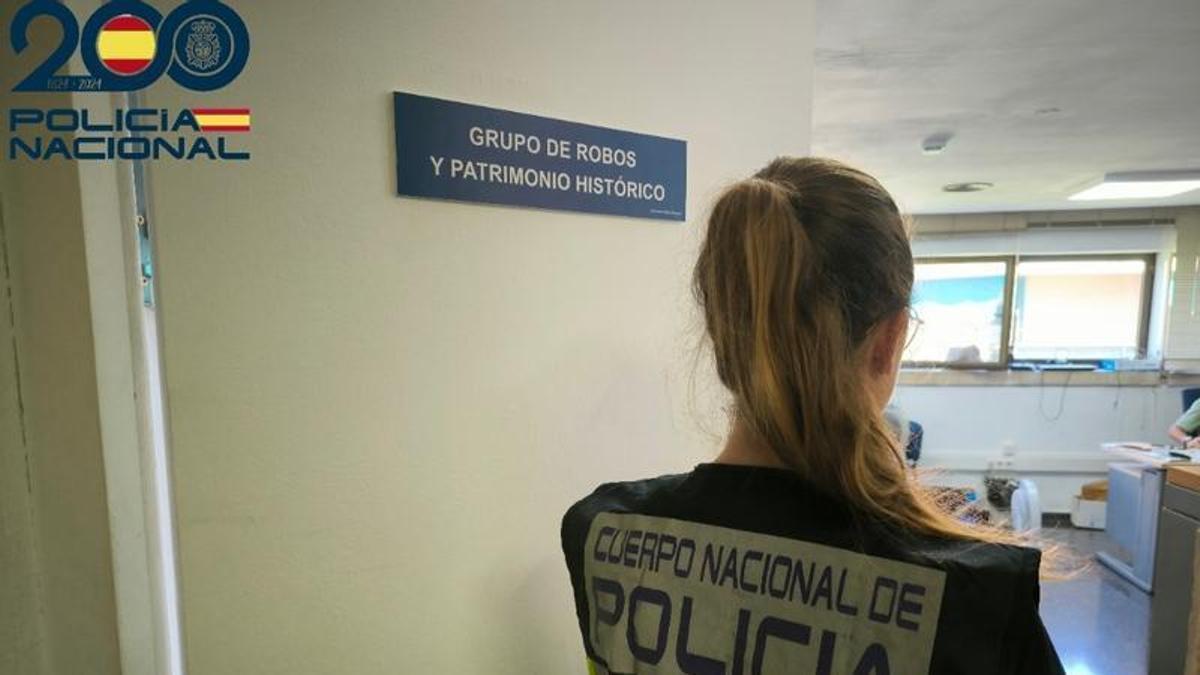 Una agente del Grupo de Robos de la Policía Nacional.