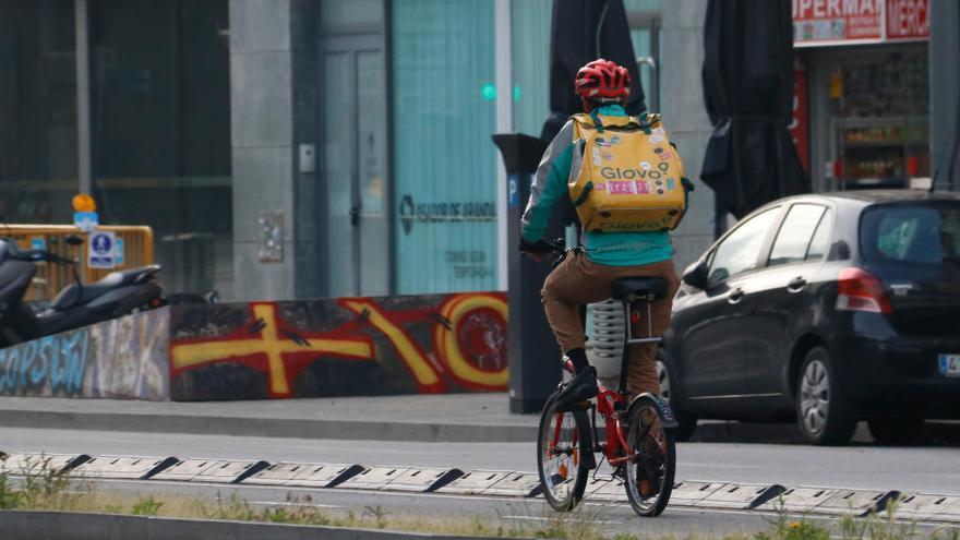 Un repartidor de Glovo treballant durant l&#039;estat d&#039;alarma