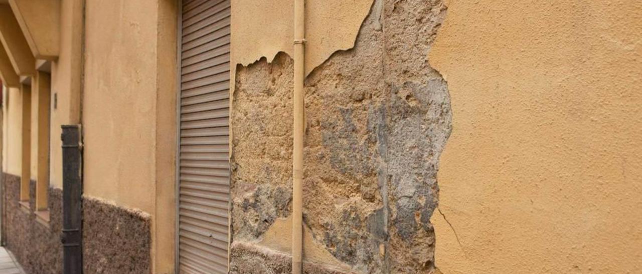 Detalle de una pared desconchada en el barrio Urquijo a consecuencia de las obras del soterramiento, según denuncian los vecinos.