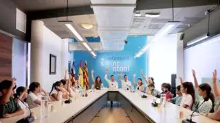 El alumnado del colegio Cervantes planta cara al problema de las toallitas en el Ayuntamiento de Sant Antoni