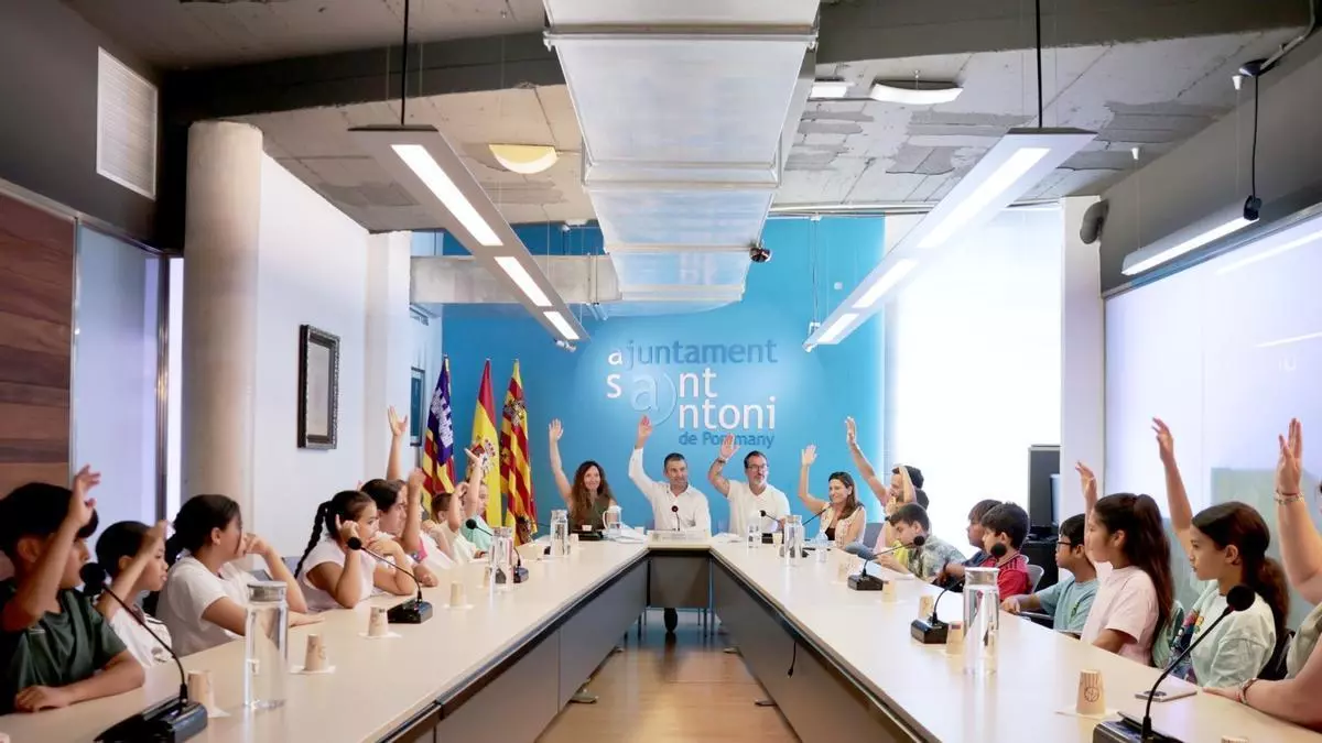 El alumnado del colegio Cervantes planta cara al problema de las toallitas en el Ayuntamiento de Sant Antoni