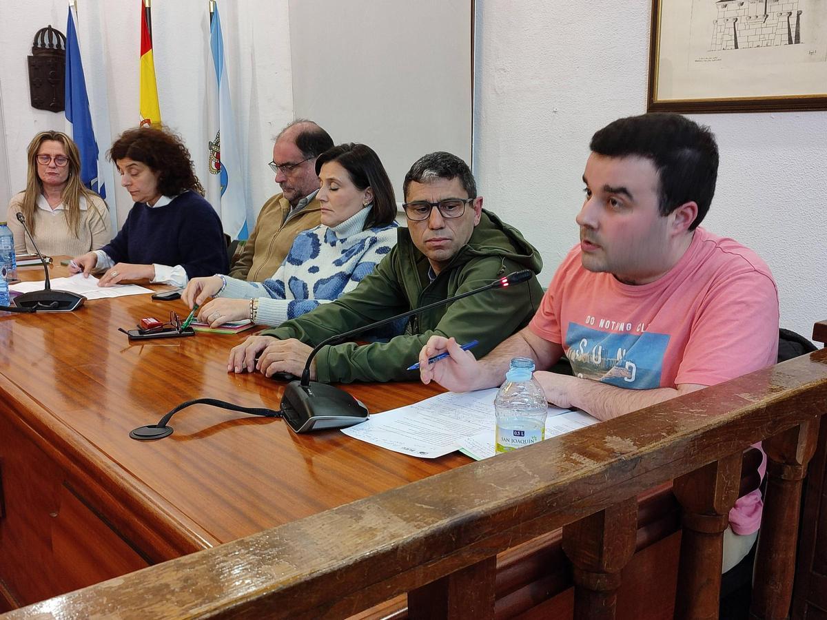 El concejal Daniel Chapela, en primer término, en un pleno en el Concello de Bueu.