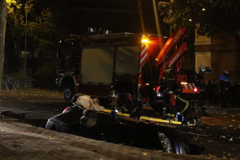 La carretera se "traga" un vehículo en León Felipe