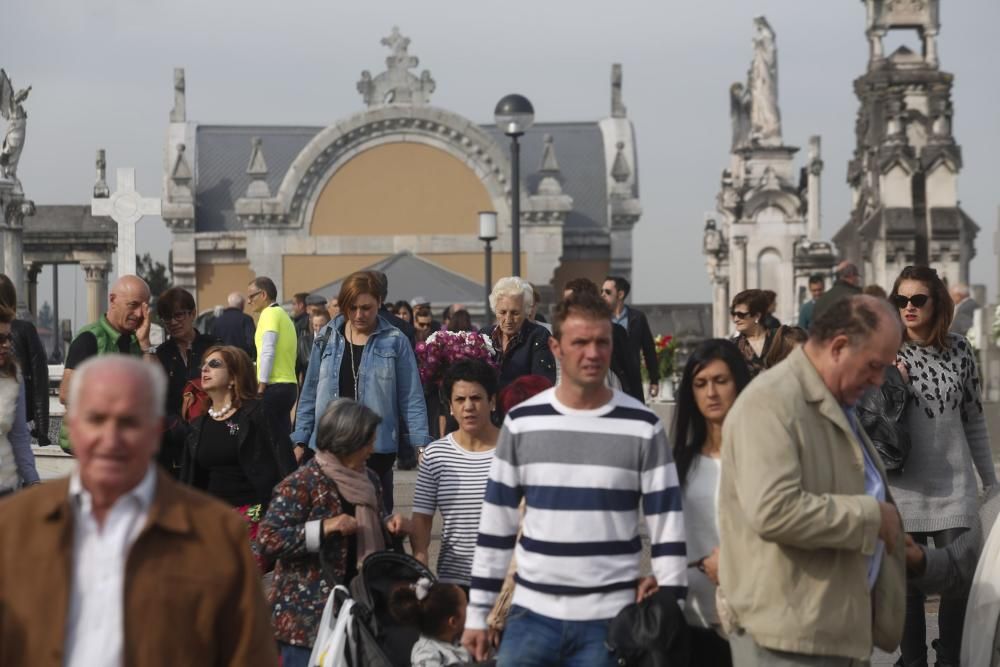 Día de los Difuntos en el cementerio de la Carriona, Avilés