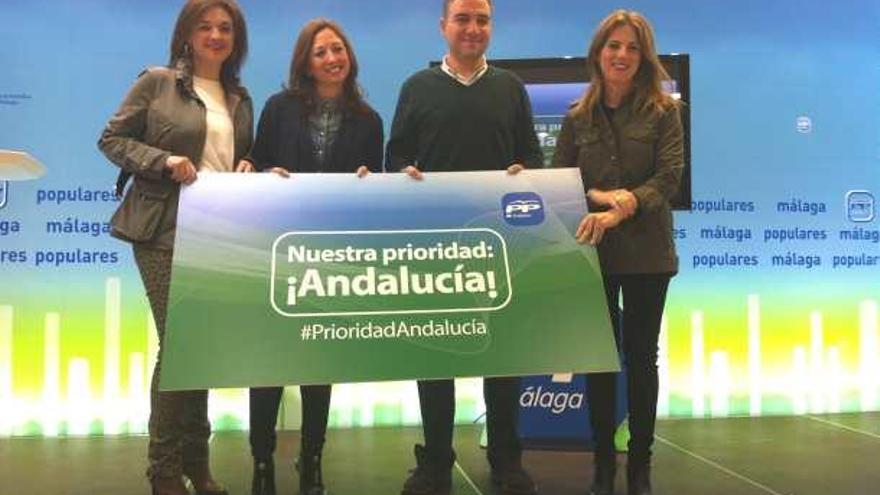 Elías Bendodo estuvo acompañado por Ana Mestre, Patricia Navarro y Margarita del Cid.