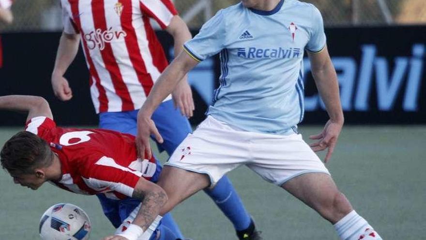 Un jugador del Celta presiona a un rival. // José Lores