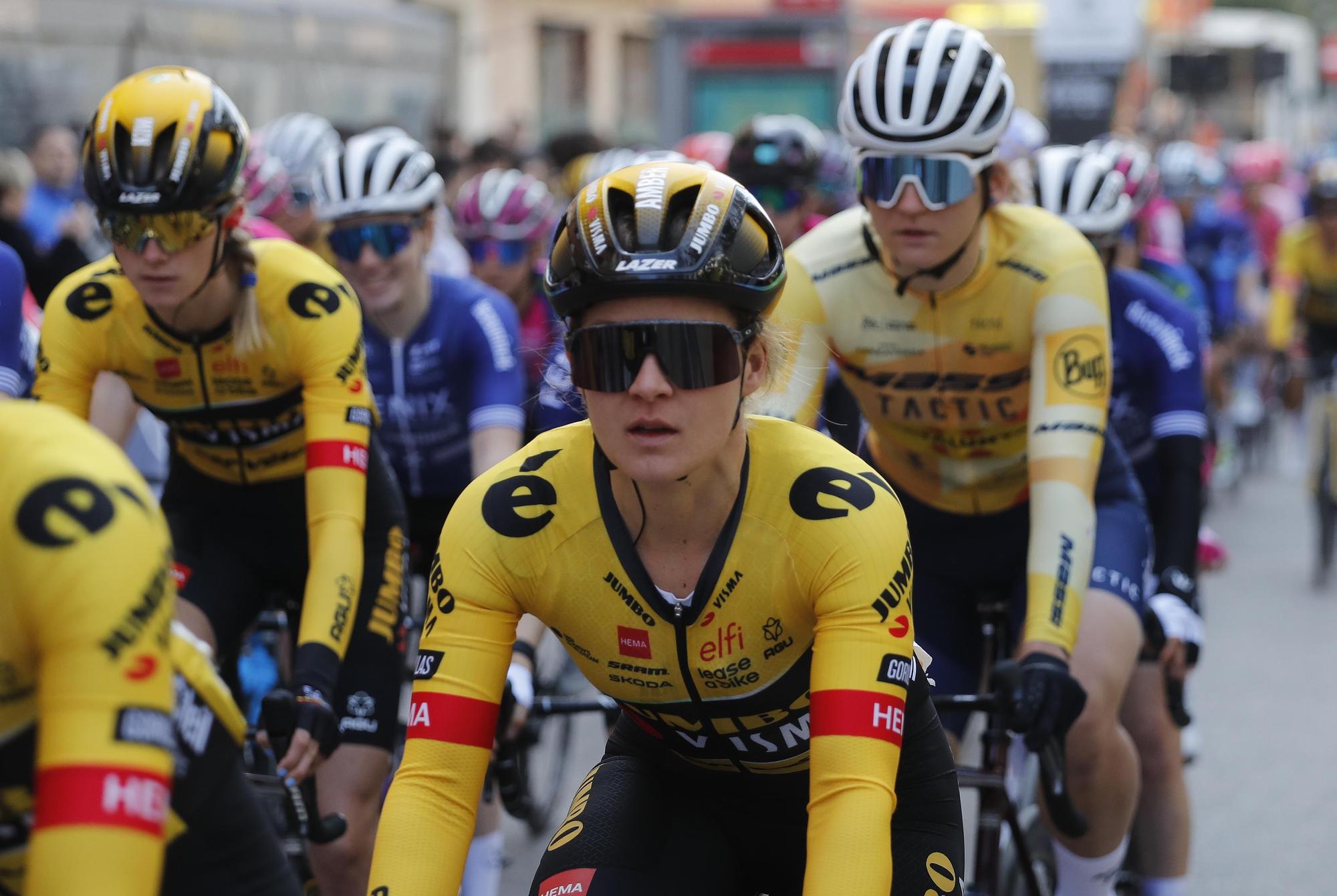 Salida de la primera etapa de la Setmana Ciclista femenina