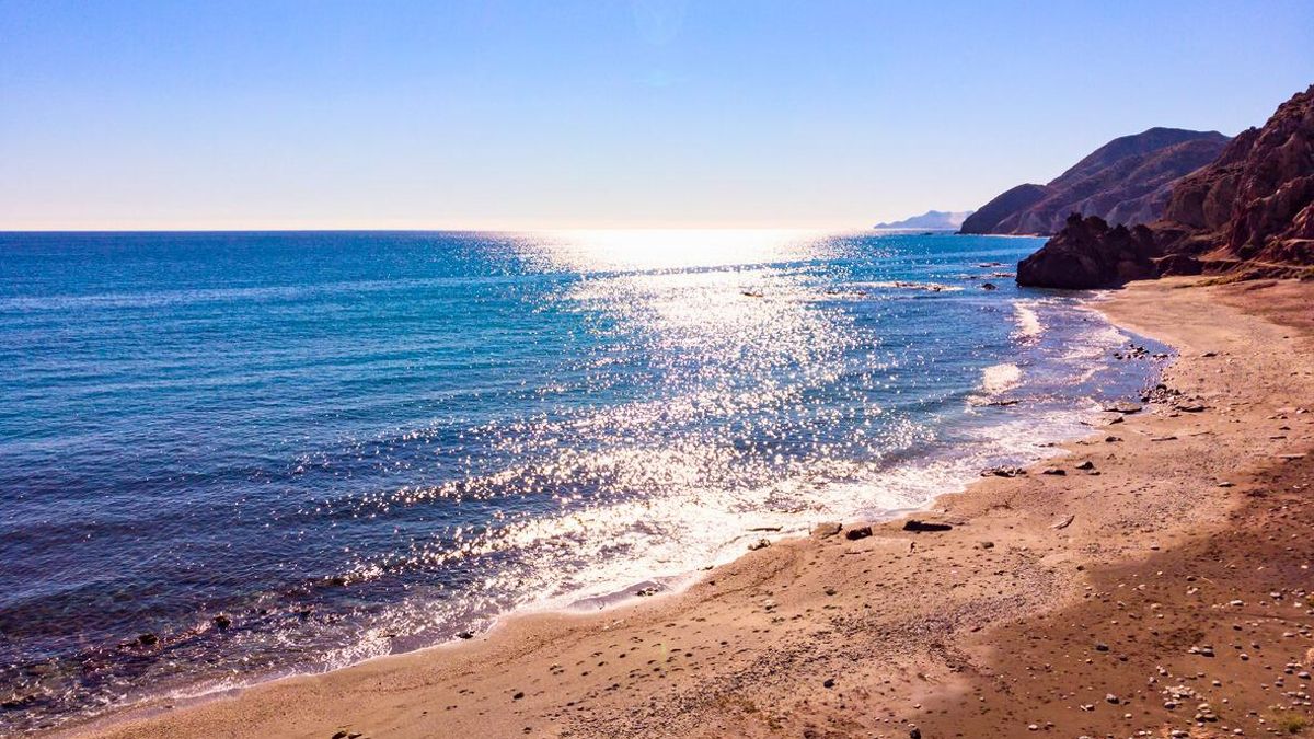 Esta playa que nadie conoce de Águilas tiene un chiringuito con un Solete Repsol, dicen que es &quot;una maravilla culinaria frente al mar&quot;