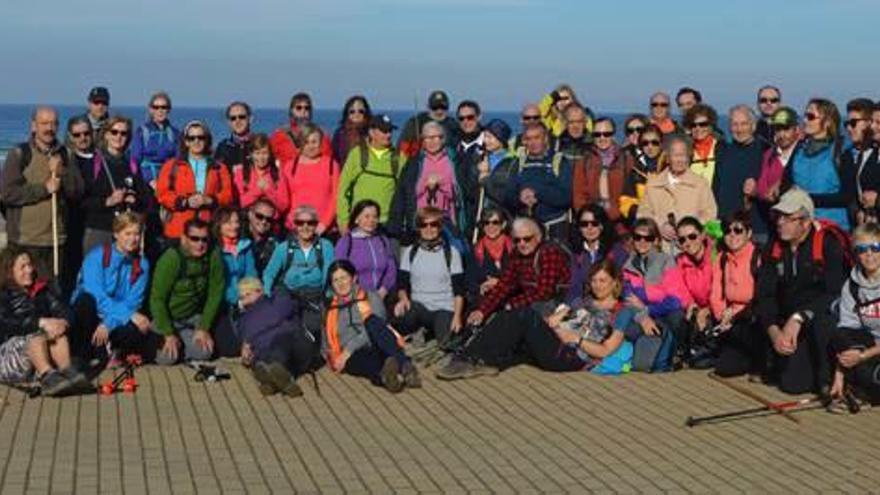 Los Amigos del Camino cubren la etapa costera entre Ribadesella y Pernús, en Colunga