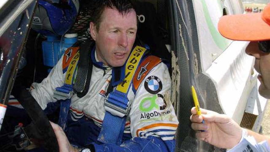 Fotografía de archivo (22/07/07), del ex campeón del mundo de rallys Colin McRae que ha fallecido, junto a su hijo de cinco años, Johnny, en un accidente de helicóptero, en Lanarkshire, en el sur de Escocia.