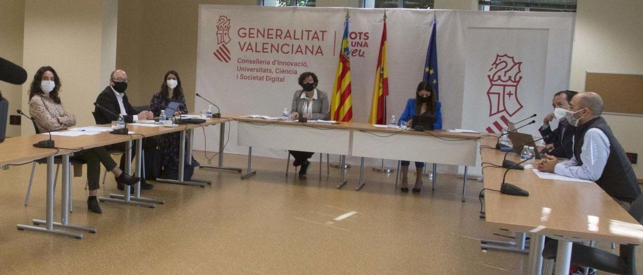 El patronato de la nueva fundación ValgrAI, reunido en Alicante este lunes por primera vez. | PILAR CORTÉS