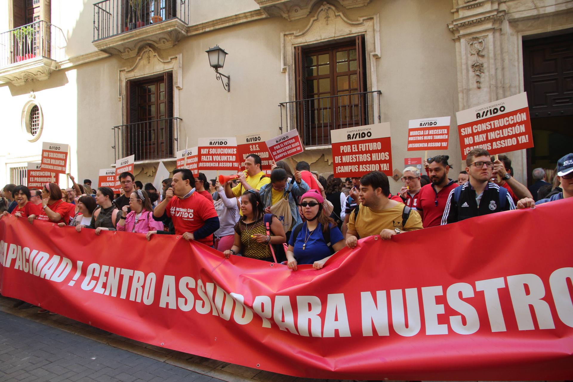 Concentración de Assido en Murcia ante la CHS