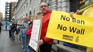 Manifestantes protestan en contra de la prohibición de viajar a Estados Unidos de ciudadanos de siete países musulmanes.