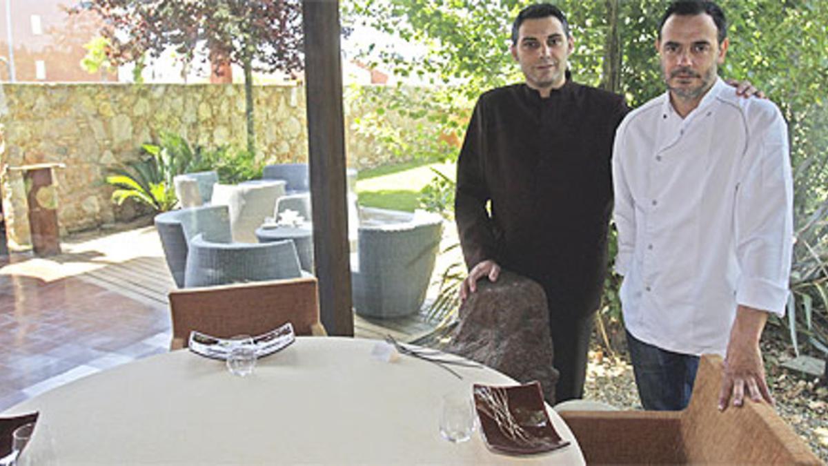 Un rincón del restaurante, con Paco Alcobendas (izquierda) y el cocinero Jo Baixas. Foto: GUILLERMO MOLINER