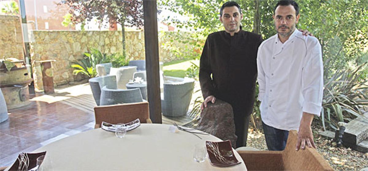Un rincón del restaurante, con Paco Alcobendas (izquierda) y el cocinero Jo Baixas. Foto: GUILLERMO MOLINER