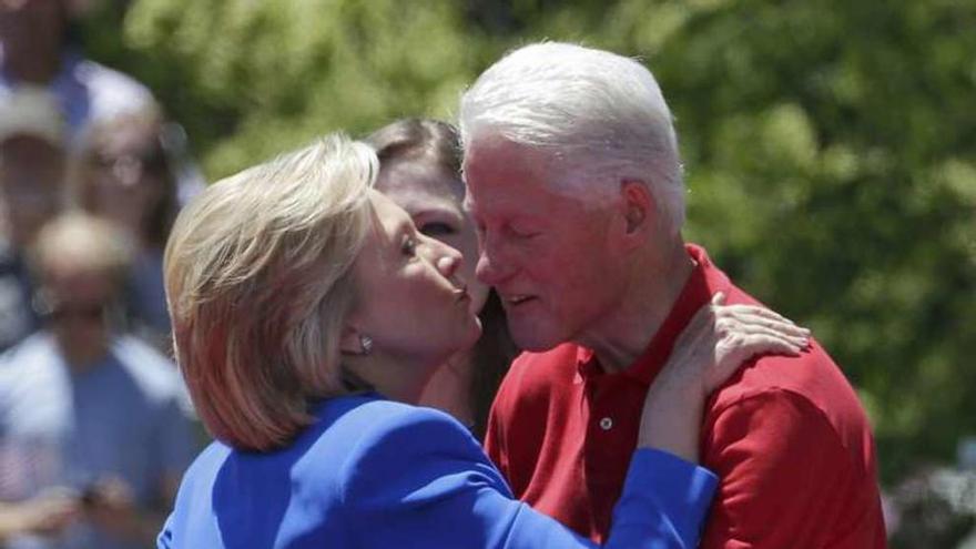 Hillary Clinton y su marido, ayer, en Nueva York.  // Reuters