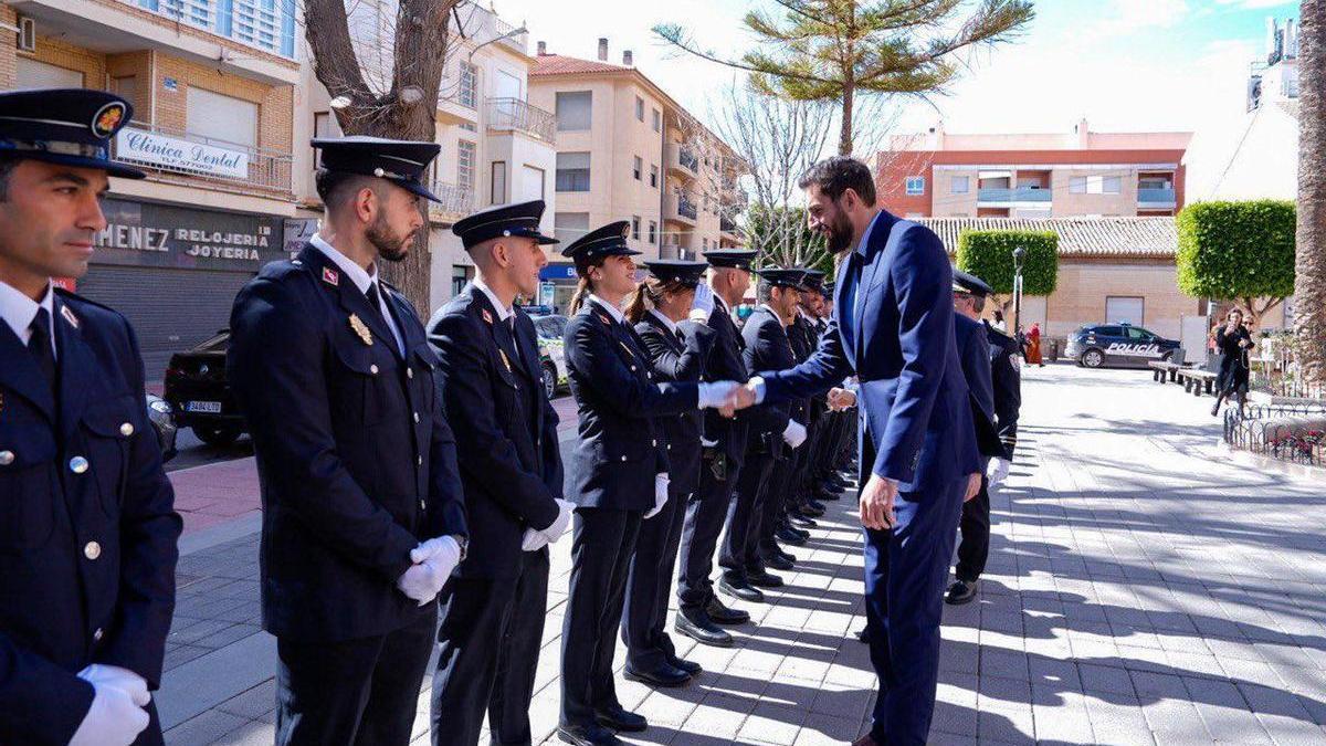 José Ángel Antelo saluda a agentes de la Policía Local de Murcia.
